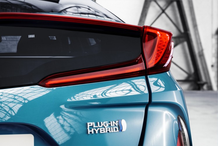 800_2017-prius-plug-in-hybrid-det-06