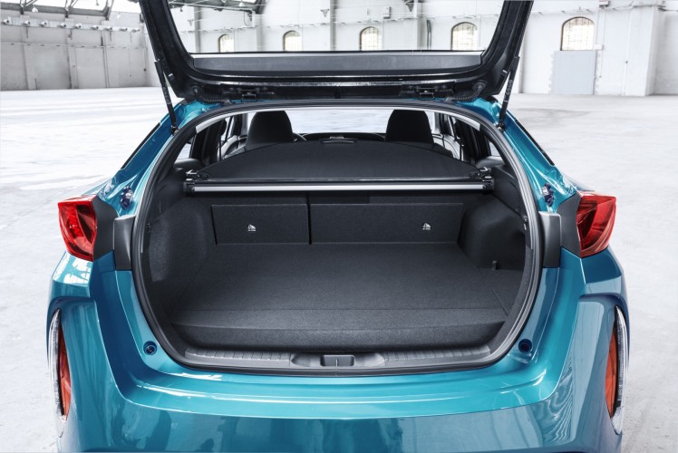 800_2017-prius-plug-in-hybrid-det-14