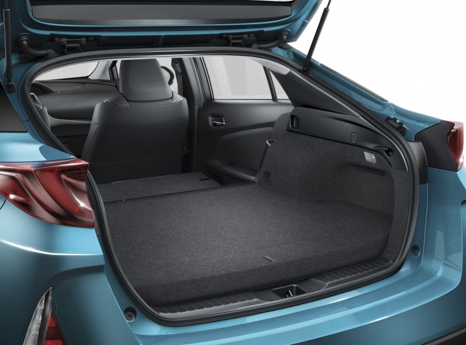 800_2017-prius-plug-in-hybrid-det-15