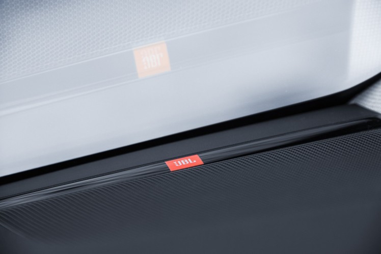 800_2017-prius-plug-in-hybrid-det-19