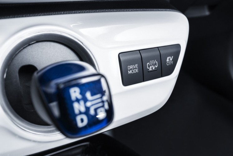 800_2017-prius-plug-in-hybrid-det-24