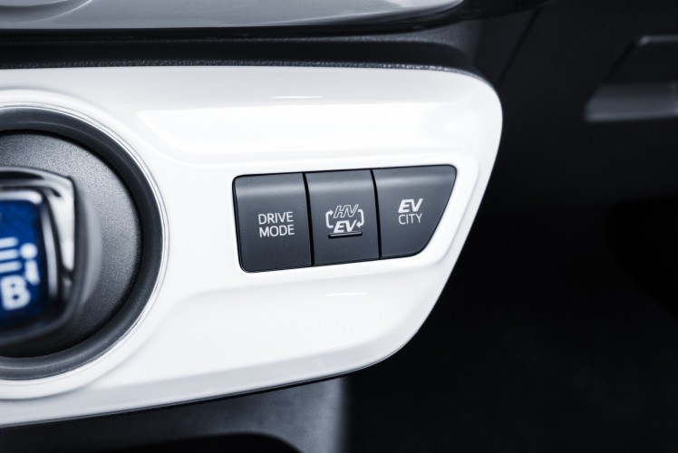 800_2017-prius-plug-in-hybrid-det-25