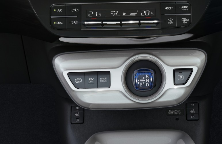 800_2017-prius-plug-in-hybrid-det-26