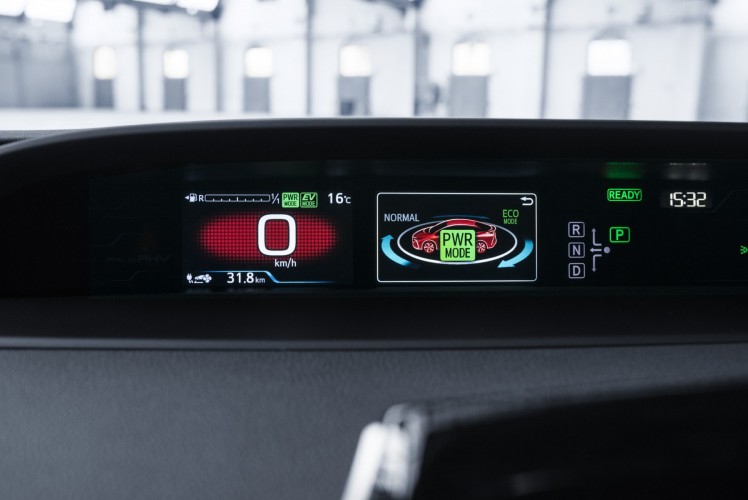 800_2017-prius-plug-in-hybrid-det-28