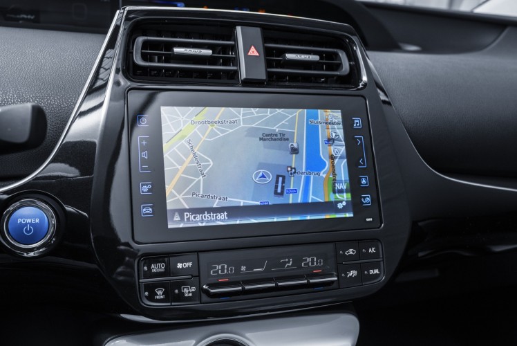 800_2017-prius-plug-in-hybrid-det-32