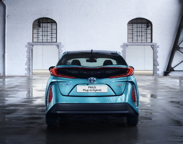 800_2017-prius-plug-in-hybrid-ext-02