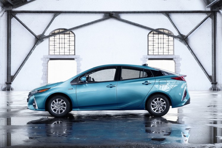 800_2017-prius-plug-in-hybrid-ext-03