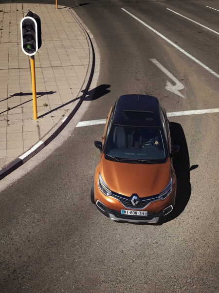 renault-new-captur-geneva-debut-070317-6-960×600