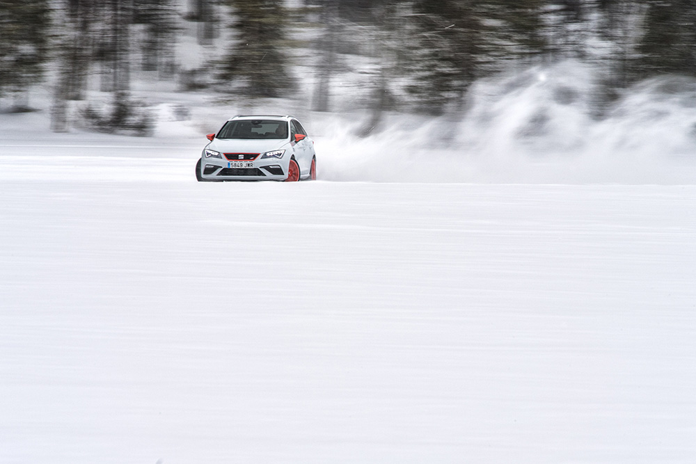 Tens coragem para andar à pendura num carro de drift?