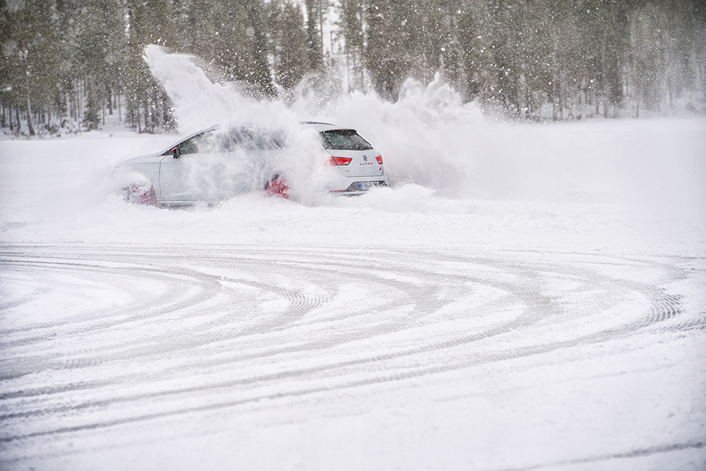 Tens coragem para andar à pendura num carro de drift?