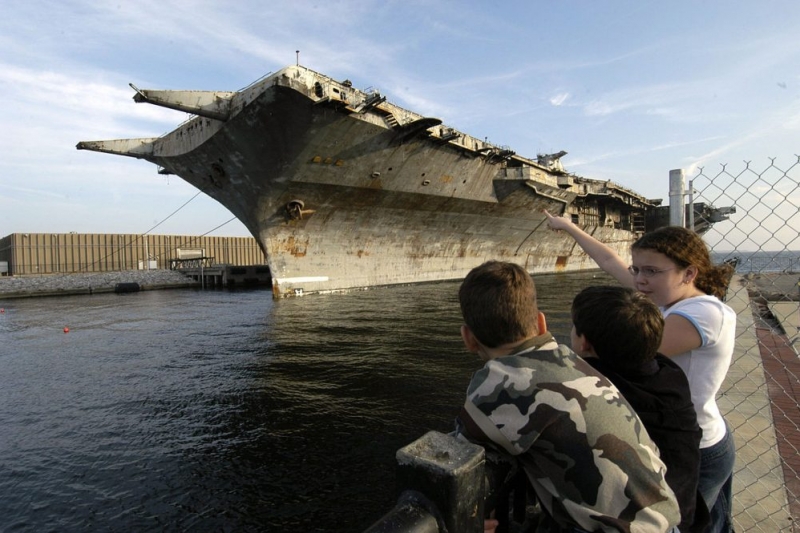 Oriskany-arrives-at-Pensacola-in-December-2004