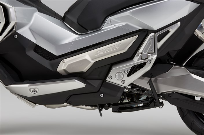 17YM X-ADV