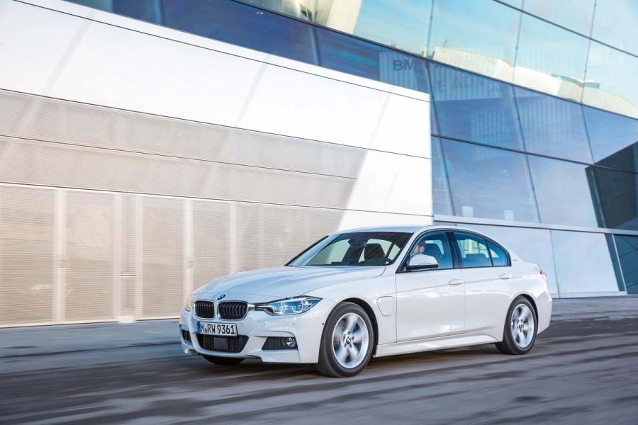 26 P90208218_highRes_bmw-330e-01-2016-1-960×600