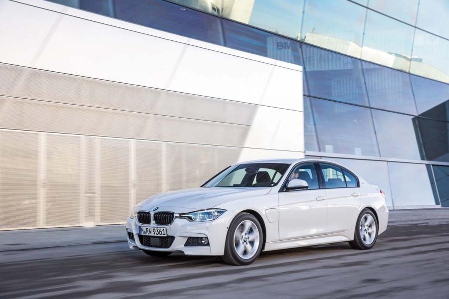 P90208218_highRes_bmw-330e-01-2016-960×600