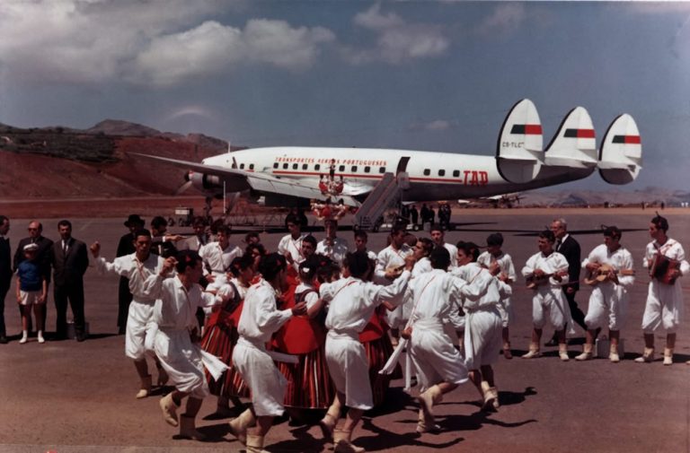 1964SuperConstellationCS-TLCinauguraoaeroportodeS.CatarinanailhadaMadeira-768×505