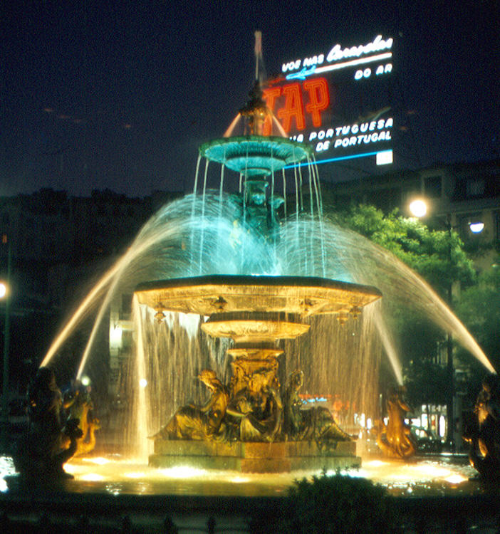 Outdoor-publicitário-alusivo-à-TAP-na-Praça-do-Rossio-Lisboa
