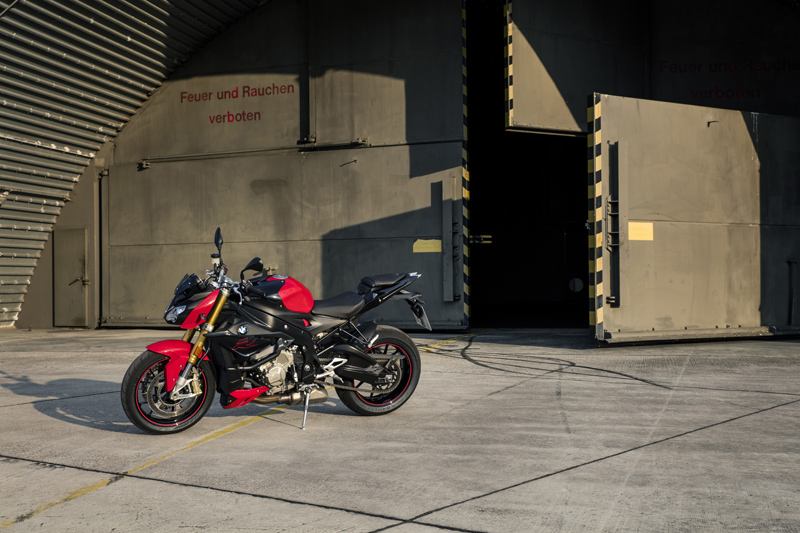 P90234083_highRes_bmw-s-1000-r-10-2016