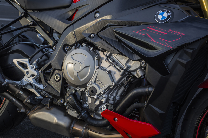 P90234108_highRes_bmw-s-1000-r-10-2016