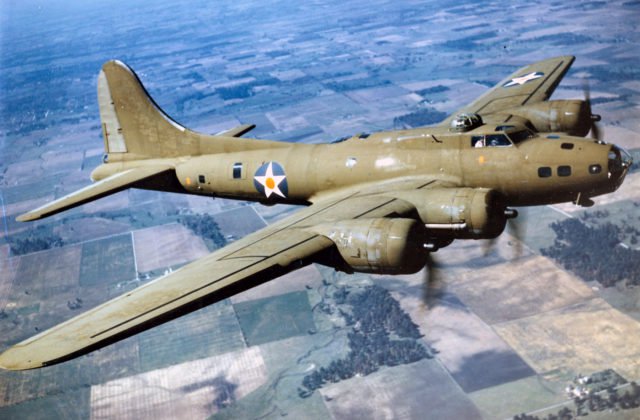 1 color_photographed_b-17e_in_flight-640×420