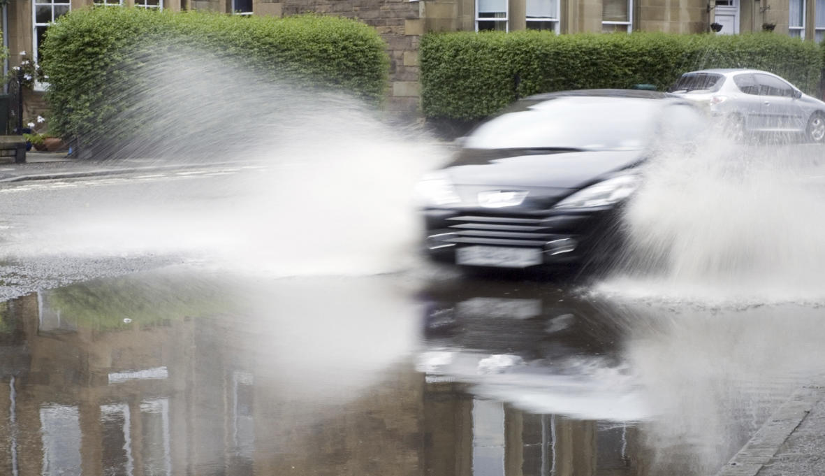 141014tyr-Car aquaplane HR