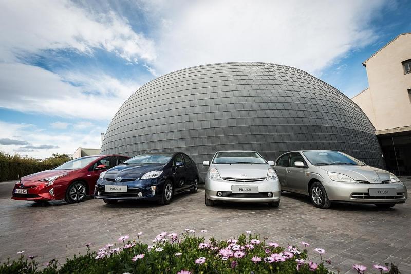 04_prius-generations