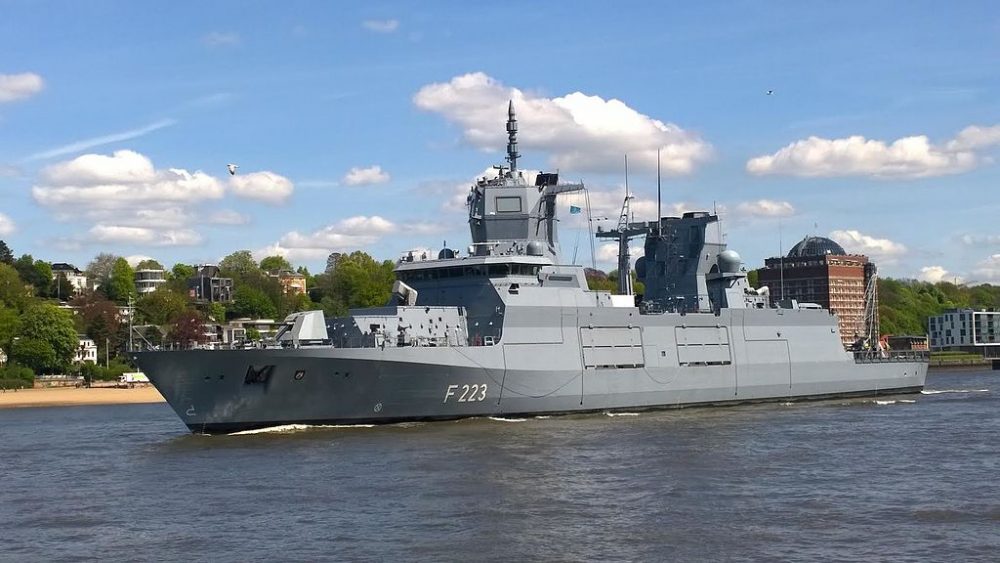 Fregatte_F223_Nordrhein-Westfalen_ausgehend_Hafen_Hamburg_auf_der_Elbe
