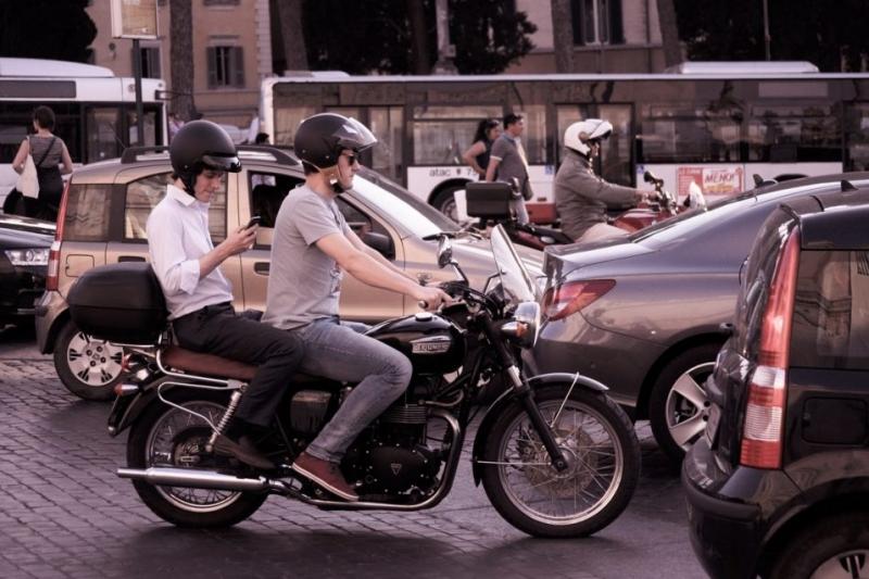 city-traffic-people-smartphone