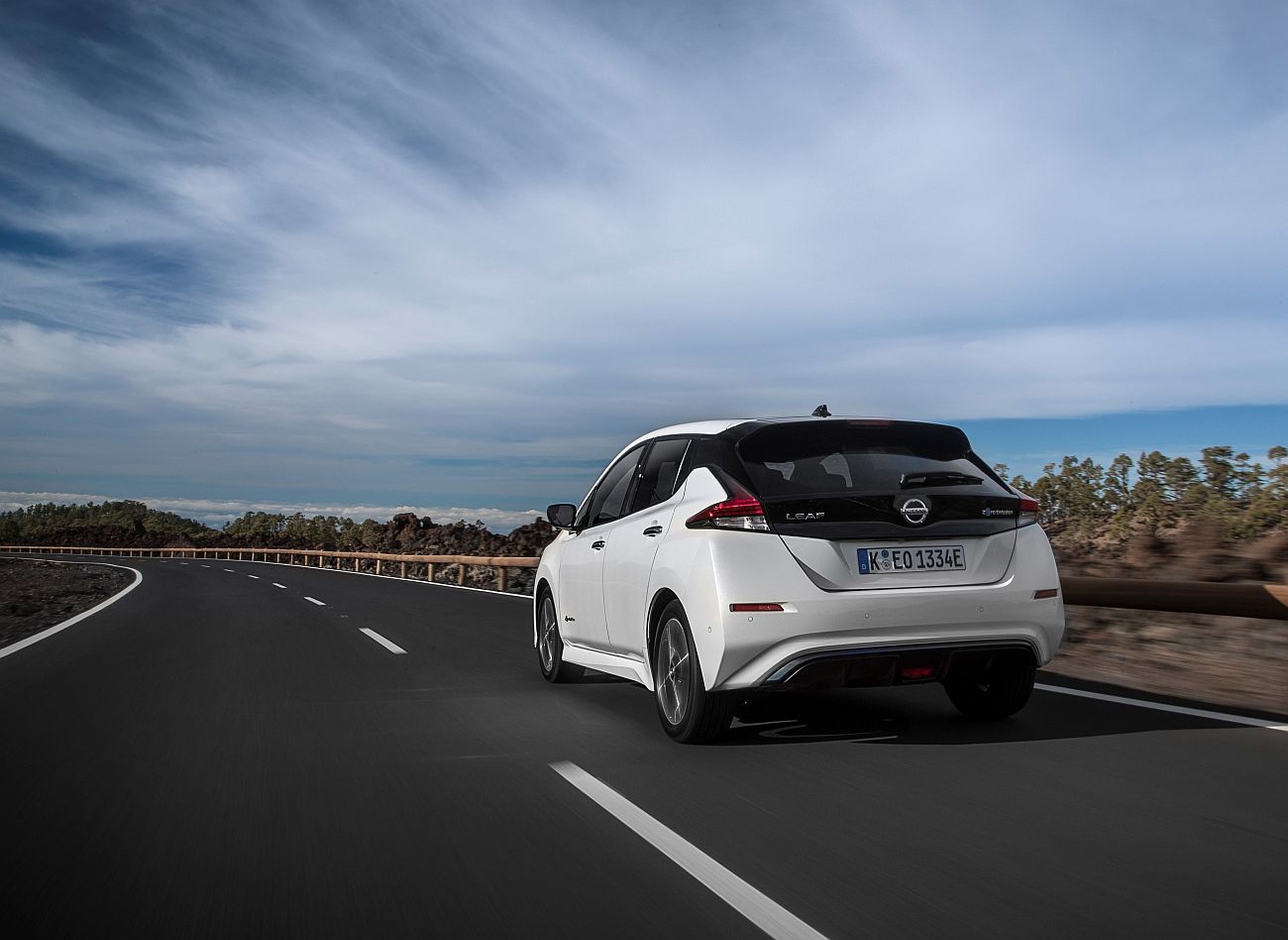 426214046_The_new_Nissan_LEAF_the_world_s_best_selling_zero_emissions_electric