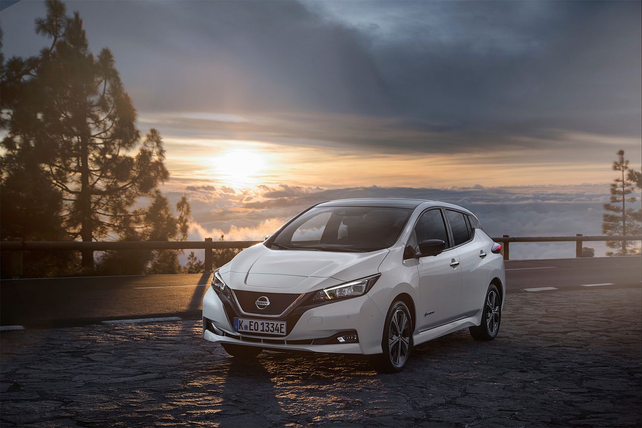 426214101_The_new_Nissan_LEAF_the_world_s_best_selling_zero_emissions_electric