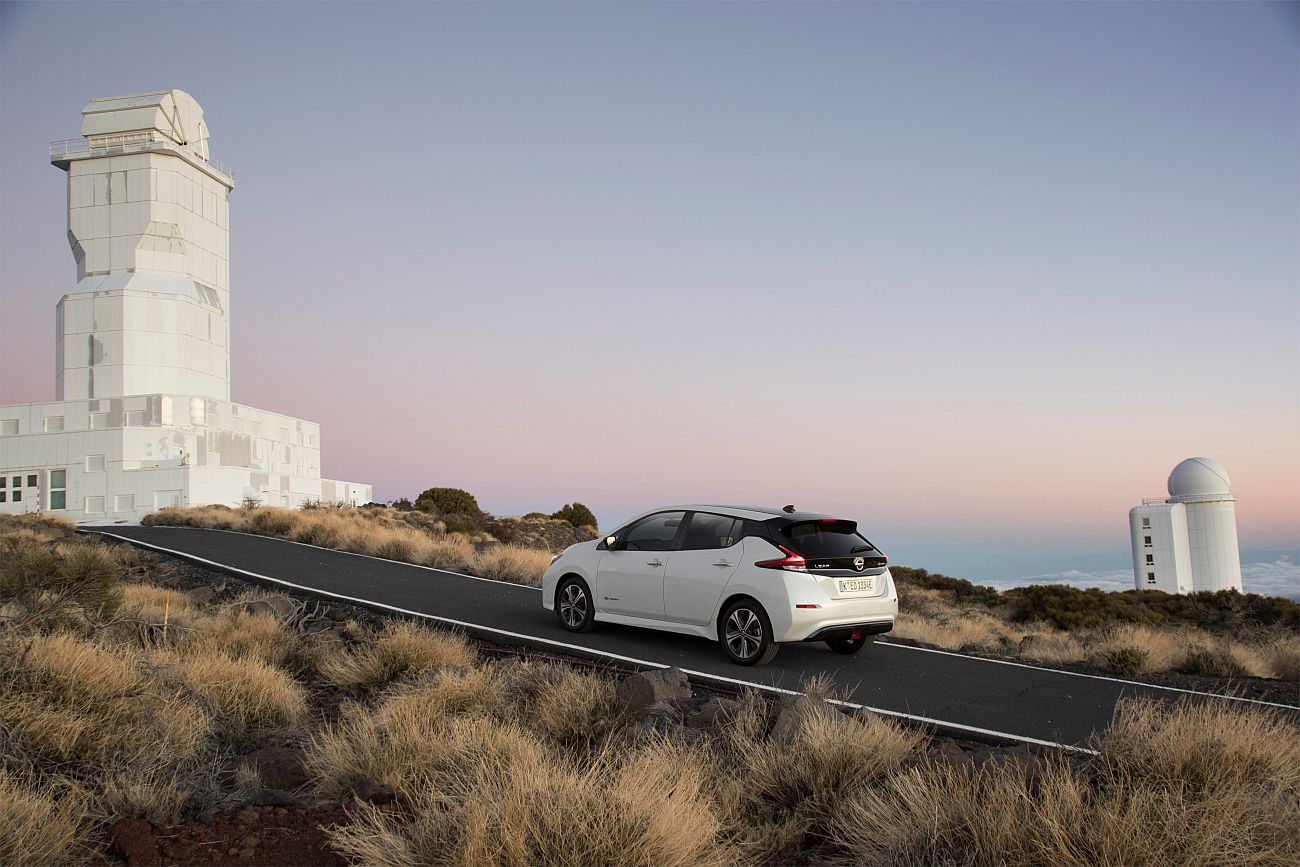 426214107_The_new_Nissan_LEAF_the_world_s_best_selling_zero_emissions_electric
