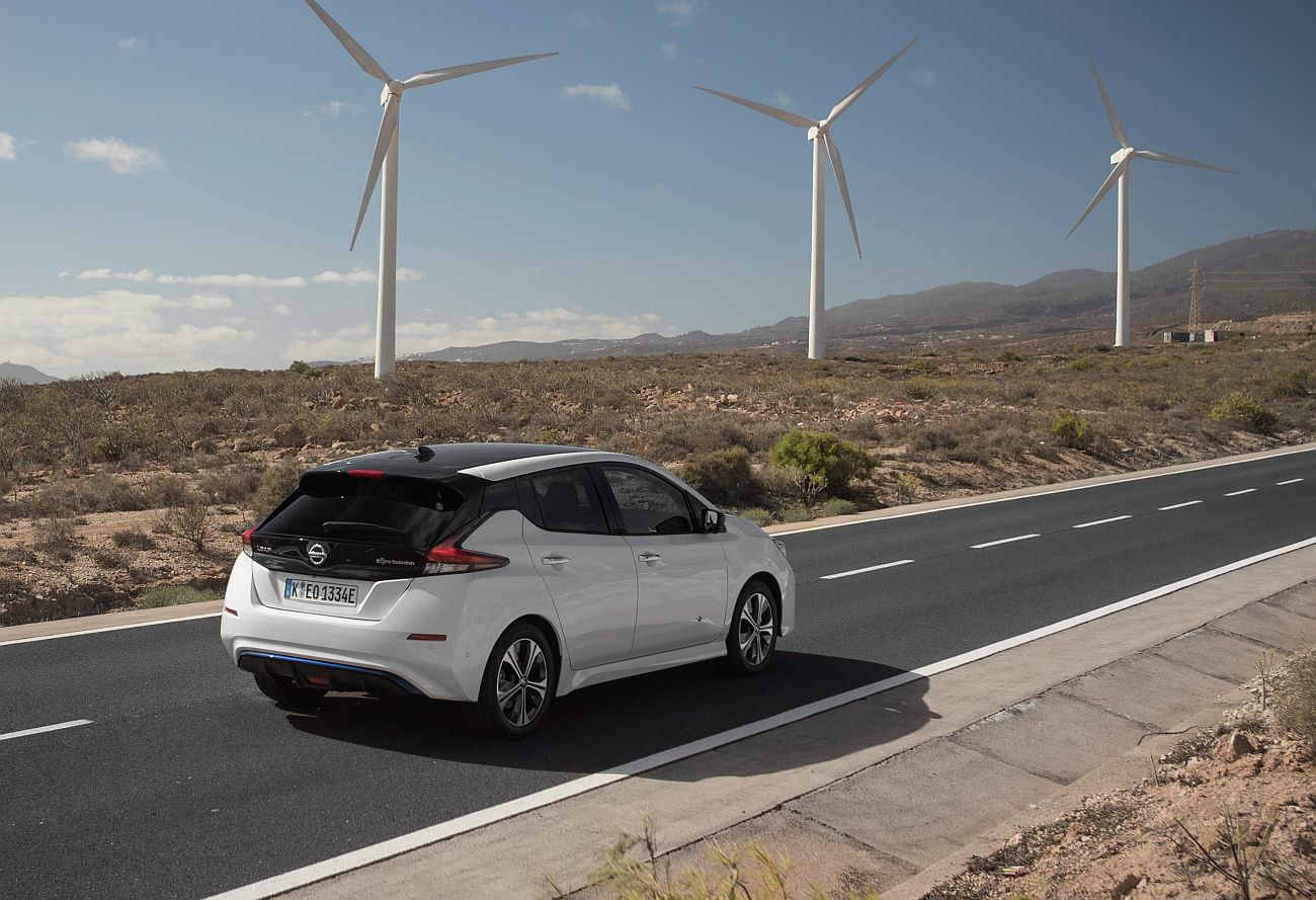 426214111_The_new_Nissan_LEAF_the_world_s_best_selling_zero_emissions_electric