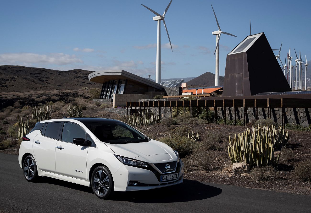 426214113_The_new_Nissan_LEAF_the_world_s_best_selling_zero_emissions_electric