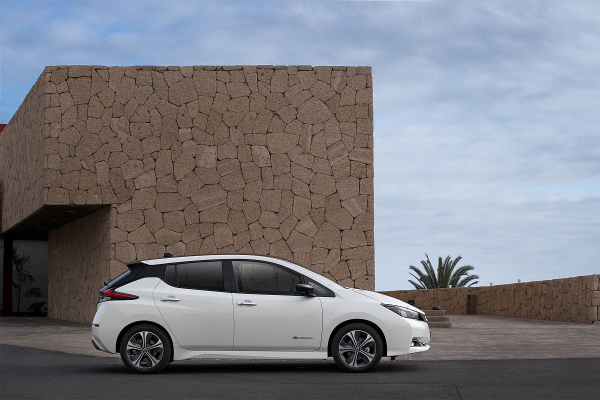 426214114_The_new_Nissan_LEAF_the_world_s_best_selling_zero_emissions_electric