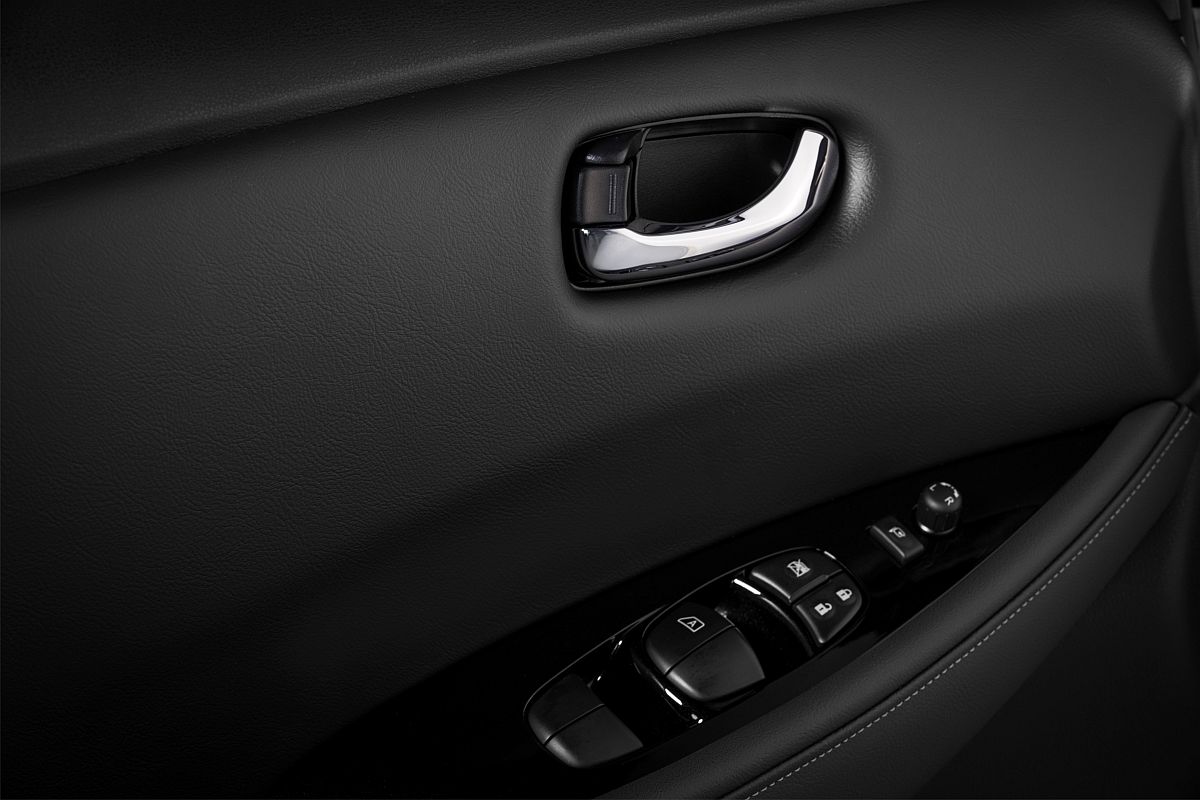 426214141_The_new_Nissan_LEAF_the_world_s_best_selling_zero_emissions_electric