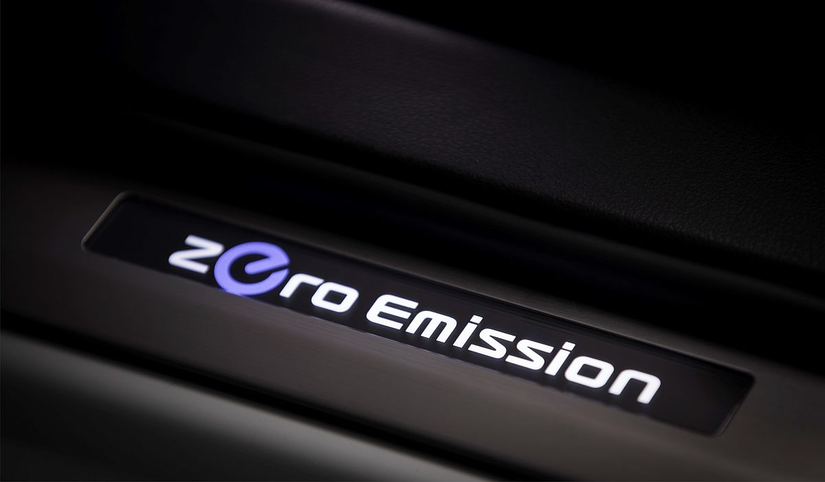 426214143_The_new_Nissan_LEAF_the_world_s_best_selling_zero_emissions_electric