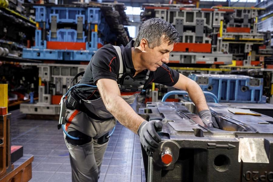 NdP_Produccion-en-Audi-trabajando-con-exoesqueleto-960×600