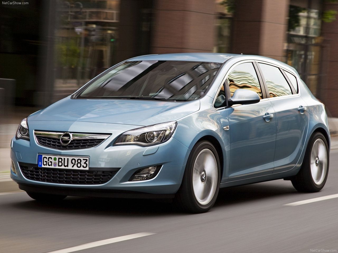 12-Opel-Astra-2010-1280-12