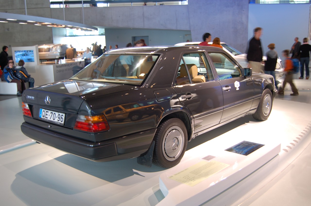 13 – MB_W124_million_miles