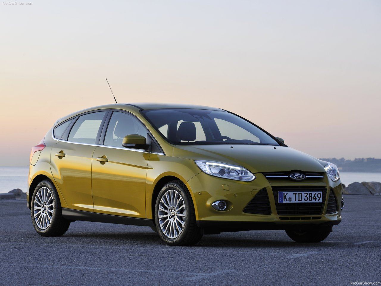 19-Ford-Focus-2011-1280-01