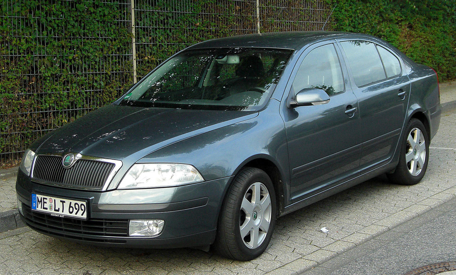 19 Skoda_Octavia_II_front_20100923