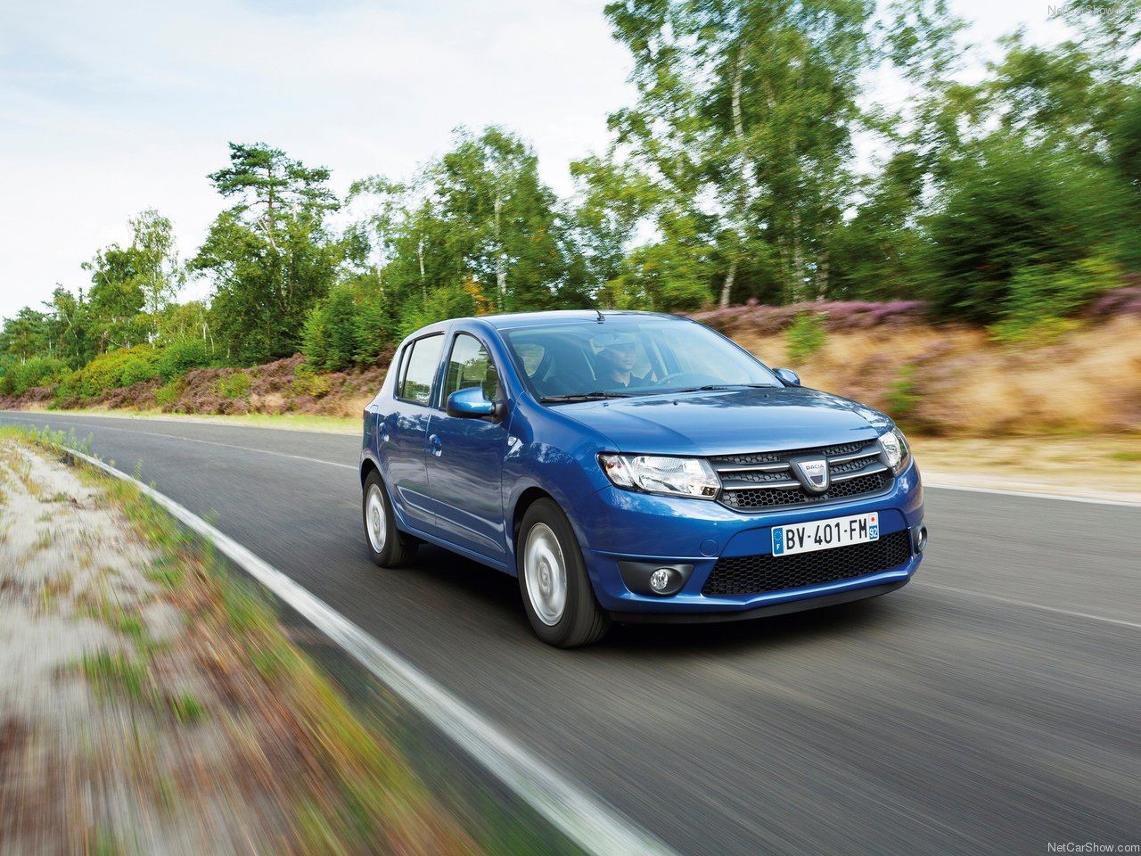 22-Dacia-Sandero-2013-1280-01