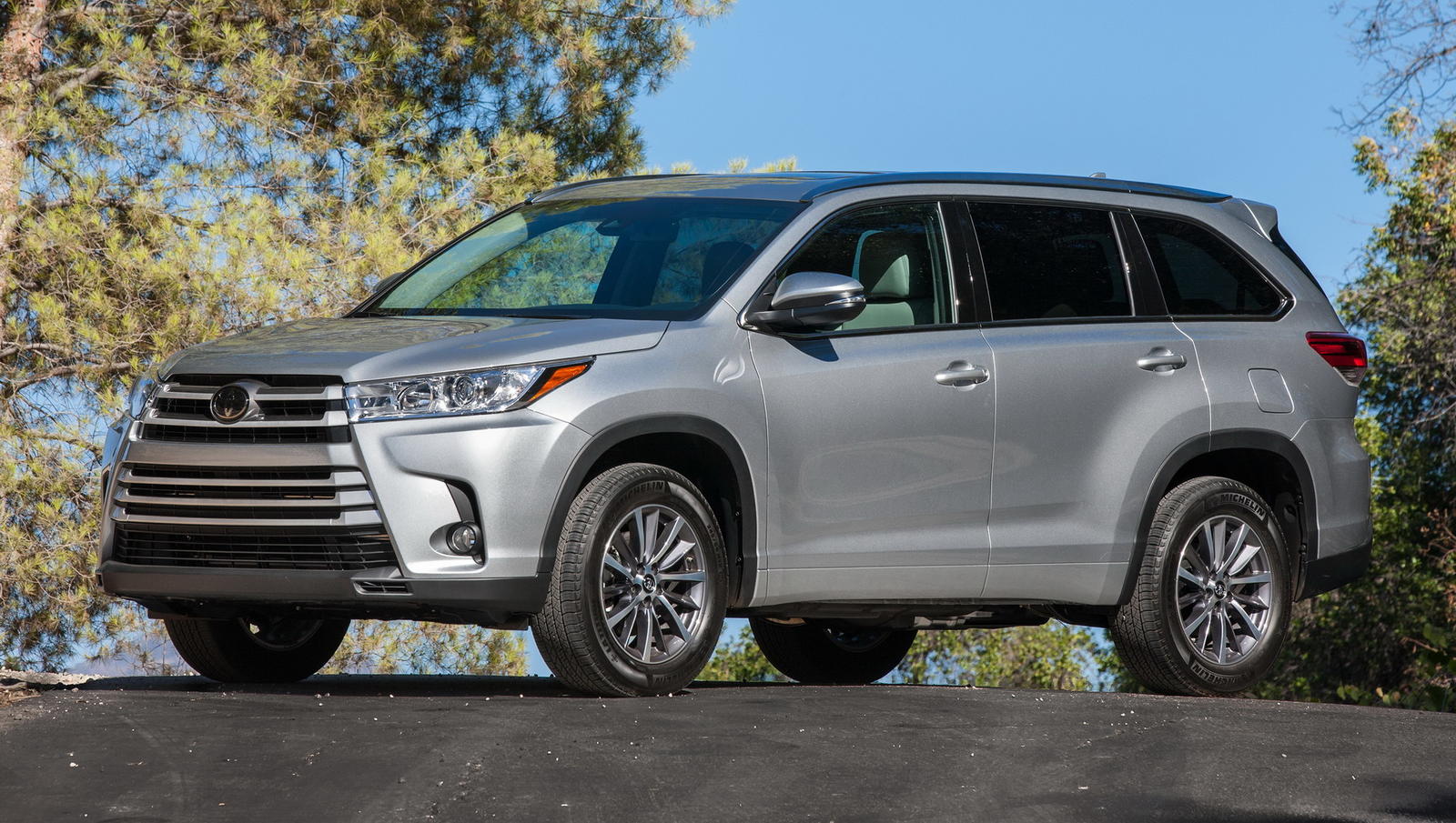9 2017_Toyota_Highlander_XLE_AWD_005_ACA383F26DA482A1CB7B8A0B0BA47E0220D23D4B