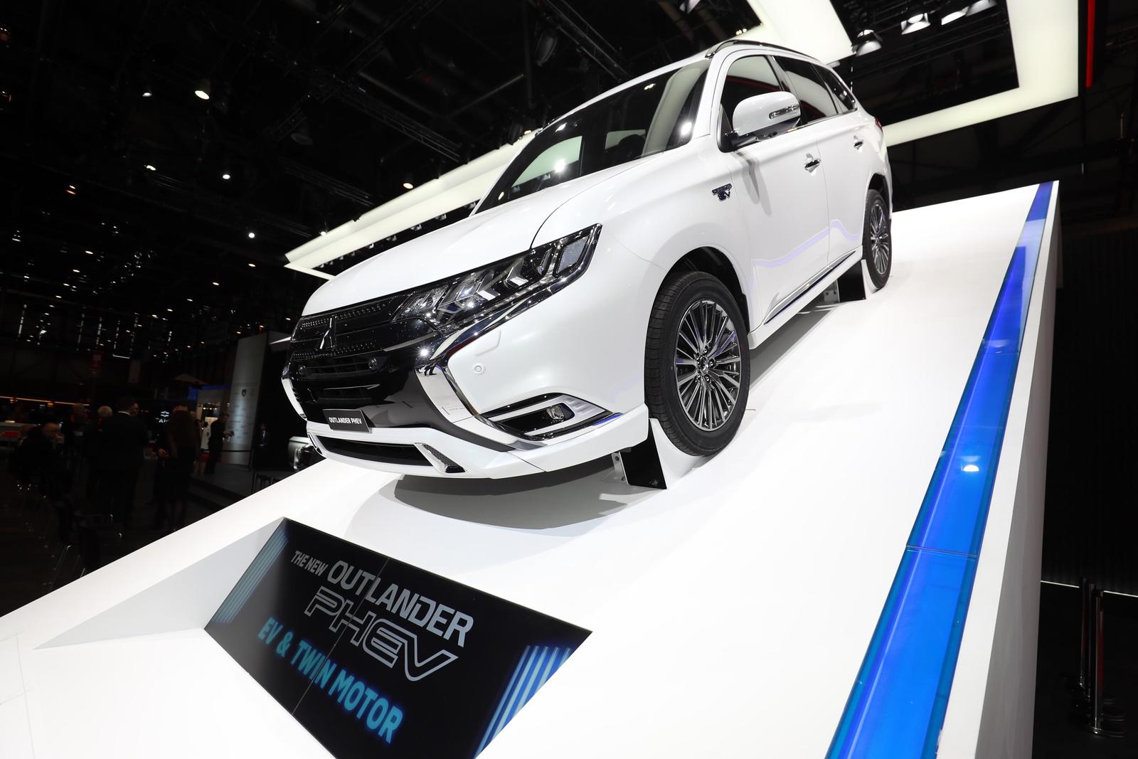 MITSUBISHI outlander PHEV 4