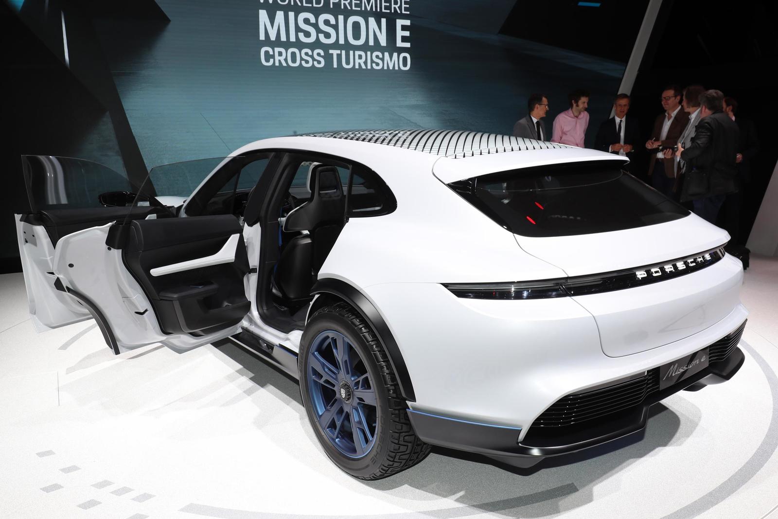 Porsche Mission E Cross Turismo 6
