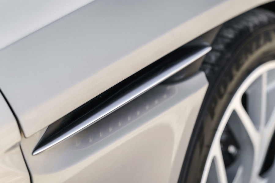 11 Aston_Martin_Volante_V8_DB11_ALG_9169-960×600