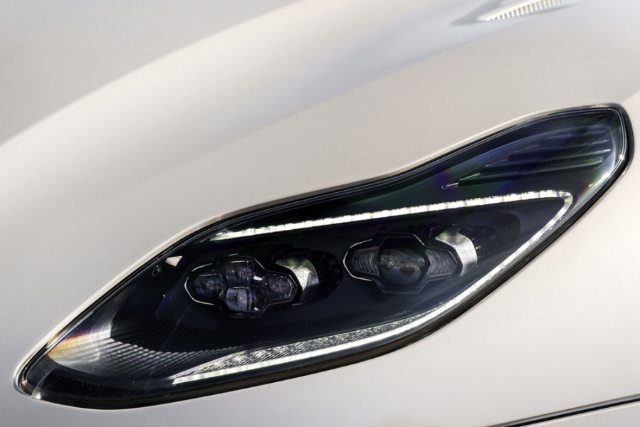 12 Aston_Martin_Volante_V8_DB11_ALG_9174-960×600