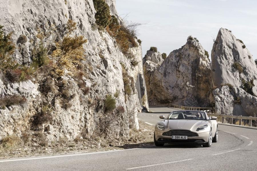 13 Aston_Martin_Volante_V8_DB11_ALG_9177-960×600