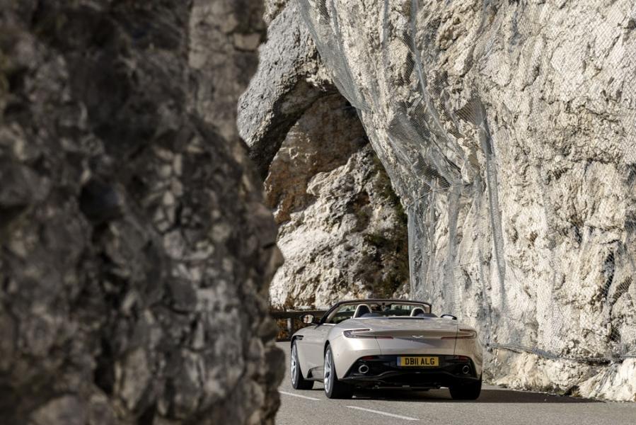 14 Aston_Martin_Volante_V8_DB11_ALG_9184-960×600