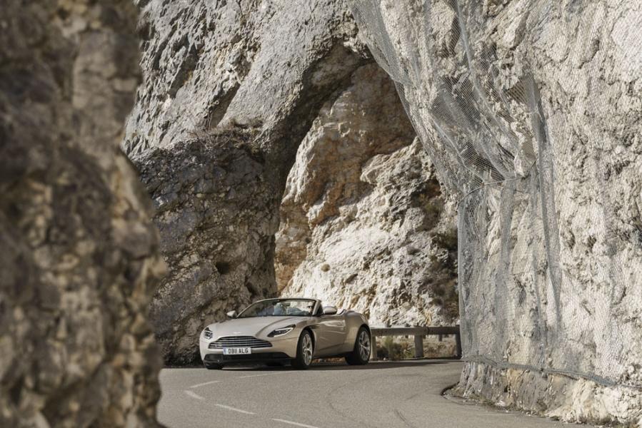 15 Aston_Martin_Volante_V8_DB11_ALG_9185-960×600
