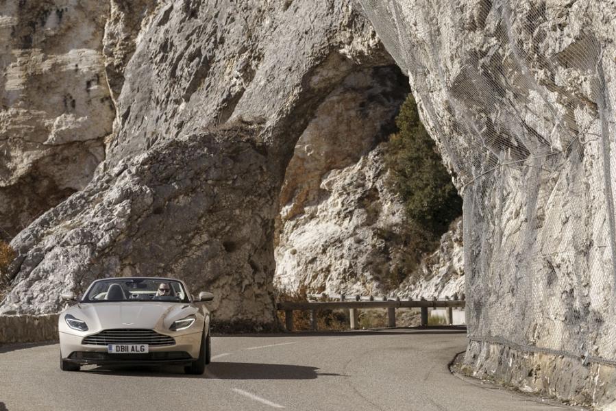 16 Aston_Martin_Volante_V8_DB11_ALG_9190-960×600